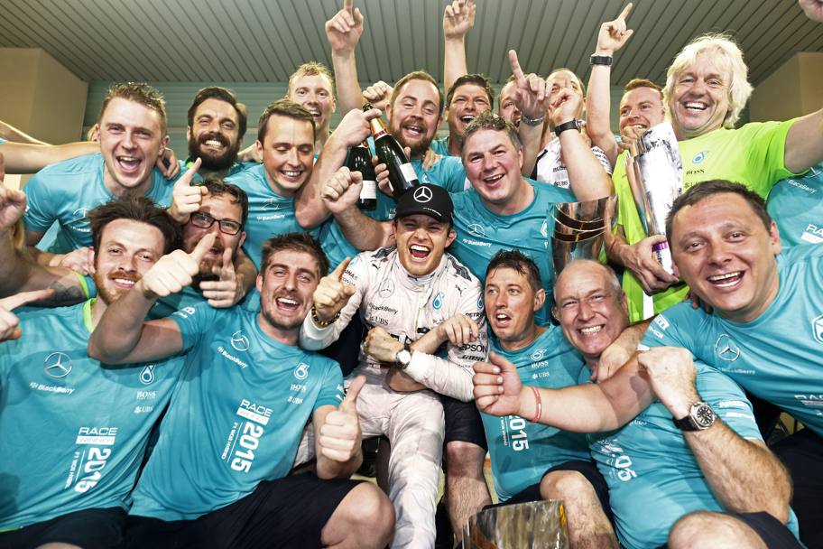 Novembre 2015, Nico festeggia la vittoria al GP di Abu Dhabi con i tecnici Mercedes (Action Images)